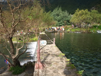 طҹ¡  Jade Water Village  ʶҹͧ§ ѧҡŧҨҡʹѧ¡  ҡŧҾѺա˹ ŧҨҡêǷ˭ѧ¡ ͡ѹʶҹյçЫ͵Ǣ鹡ҵ͹á Тö͡Ҩҡʶҹա 䡴ͧ蹢ͧ§繪ҹҫ Ѻзҹáҧѹҧطҹ¡ٹѲҹҫշԧѧ¡ ѧҡѺзҹ 仵ѧطҹ¡ѹ